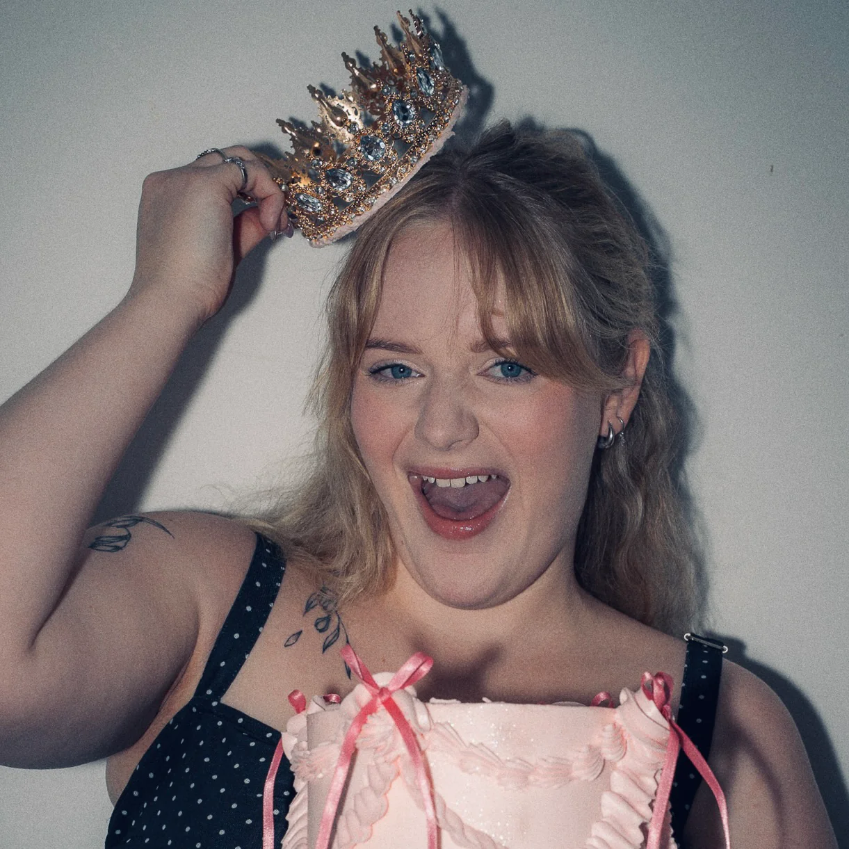 Vintage Crown Cake - Image 6